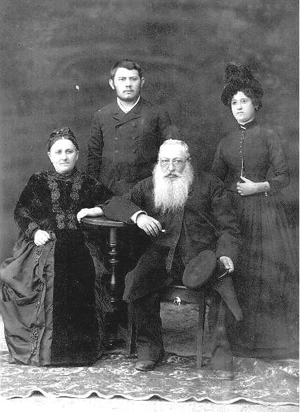 Хайкель Новомейский, его жена Агарь, дети Абрам и Цыпа. 1870 г.