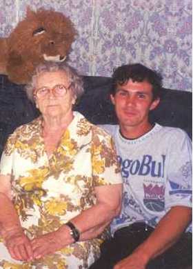 Максим с бабушкой - июль 2000г.